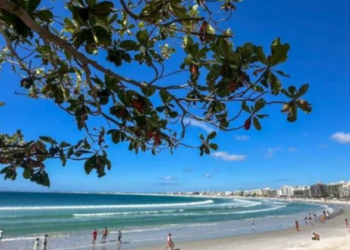 Cabo Frio entrega crachás a ambulantes das praias, encerrando recadastramento e capacitação de 2.400 profissionais. Iniciativa visa segurança, credibilidade e fortalecimento do comércio informal na alta temporada.