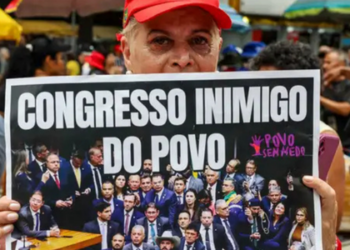 Protestos contra o PL da Dosimetria mobilizam milhares de pessoas em capitais brasileiras, criticando redução de penas de condenados pelo ataque ao Congresso em 2023.