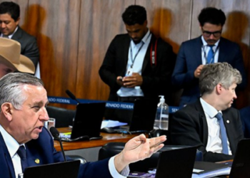 Oposição tenta, mas CPMI do INSS barra convocação de Lulinha após suspeitas