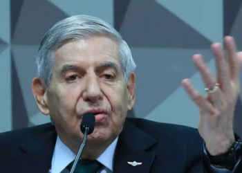 A Polícia Federal solicitou ao STF ampliar o prazo da perícia médica de Augusto Heleno, condenado a 21 anos por participação em trama golpista. Decisão sobre prisão domiciliar ficará a cargo de Alexandre de Moraes.
