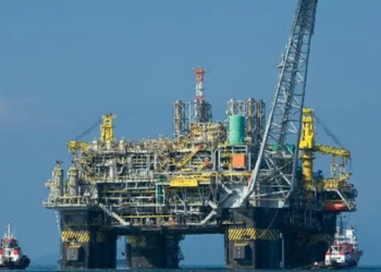 O terceiro dia de greve dos petroleiros da Petrobras afeta 28 plataformas, nove refinarias e diversas unidades terrestres, com trabalhadores pedindo ajustes salariais e proteção da estatal.