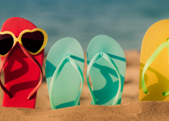 Comercial da Havaianas estrelado por Fernanda Torres provoca críticas de políticos e polariza opiniões sobre liberdade artística e papel das marcas em temas culturais.