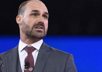 Eduardo Bolsonaro afirmou que vai disputar a permanência no cargo de escrivão da PF, após a corporação determinar seu retorno ao trabalho no Brasil.