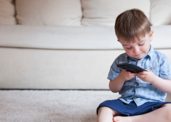 Pesquisa com mais de 10.500 crianças nos EUA indica que a entrega precoce de smartphones pode afetar sono, peso e saúde mental, reforçando a necessidade de orientação familiar e uso consciente.