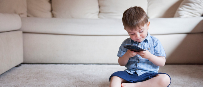 Pesquisa com mais de 10.500 crianças nos EUA indica que a entrega precoce de smartphones pode afetar sono, peso e saúde mental, reforçando a necessidade de orientação familiar e uso consciente.