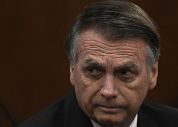 O STF determinou a transferência de Jair Bolsonaro para a Papudinha e estabeleceu regras detalhadas sobre visitas, saúde, assistência pessoal e benefícios legais durante o cumprimento da pena.