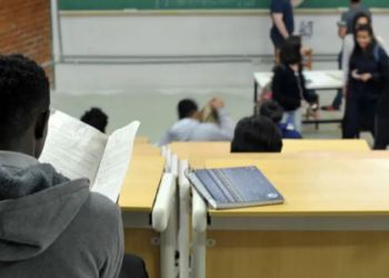 Estudo nacional indica que 90% dos professores já vivenciaram ou presenciaram censura e perseguição. Temas como gênero, sexualidade e vacinação são os mais afetados, gerando impactos na carreira e no aprendizado.