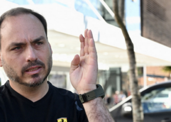 Procuradoria reabre investigação após avaliar que arquivamento anterior ignorou provas sobre suposto esquema de rachadinha.