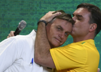 Após ser indicado por Jair Bolsonaro como sucessor para 2026, Flávio Bolsonaro movimenta base conservadora, defende pautas centrais e enfrenta críticas de aliados e familiares.