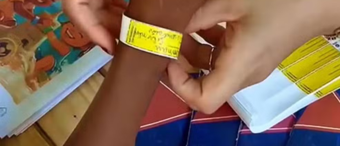 Governo do RJ distribui pulseiras de identificação para crianças na Rodoviária do Rio e reforça ações de prevenção ao desaparecimento no fim de ano.