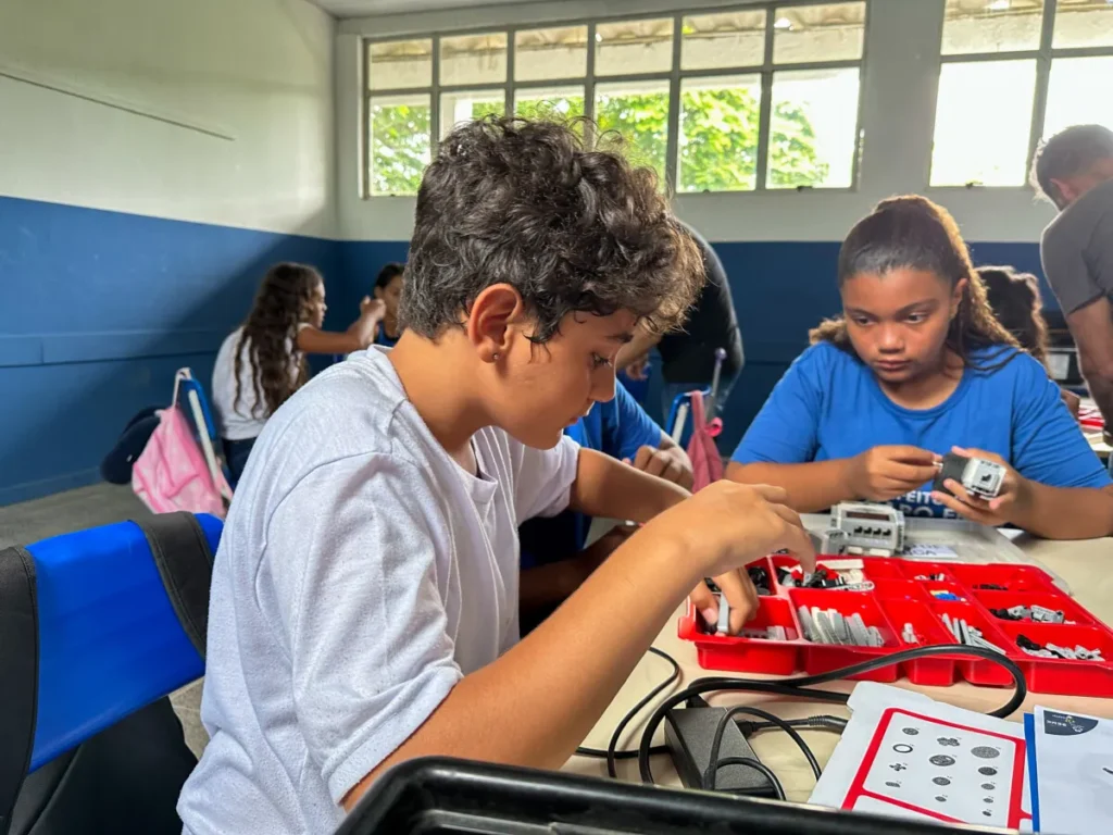 Estudantes recebem certificados e participam de mostra tecnológica.