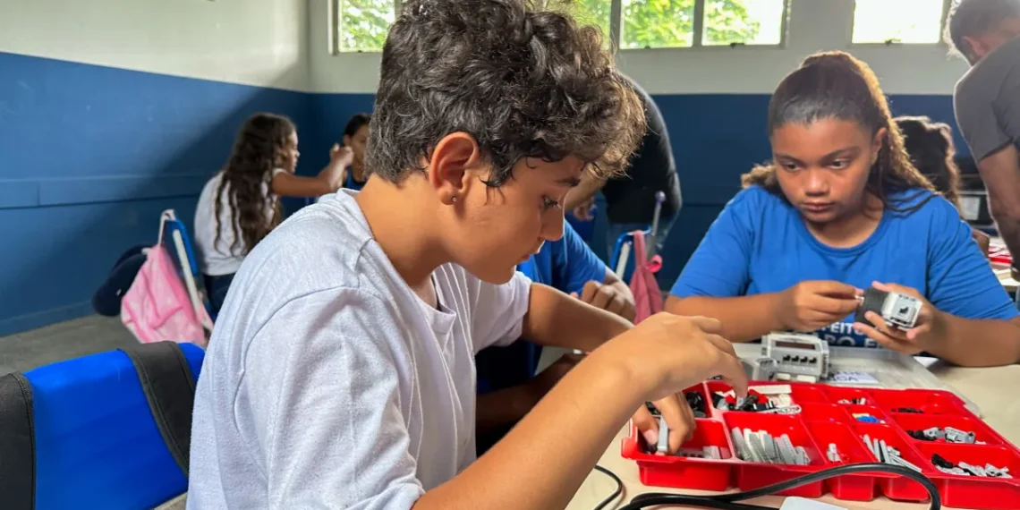 Estudantes recebem certificados e participam de mostra tecnológica.
