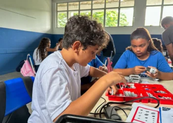 Estudantes recebem certificados e participam de mostra tecnológica.