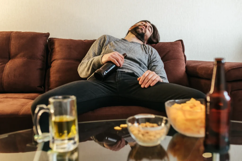Entenda por que o álcool causa ressaca e como aliviar os sintomas.