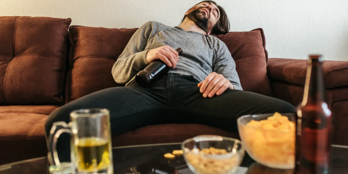 Entenda por que o álcool causa ressaca e como aliviar os sintomas.