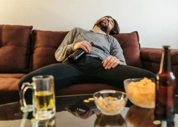Entenda por que o álcool causa ressaca e como aliviar os sintomas.