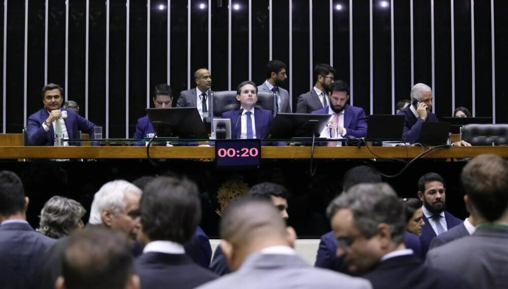 Câmara cancela reunião e posterga debate sobre segurança pública e facções criminosas para 2026.