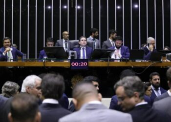 Câmara cancela reunião e posterga debate sobre segurança pública e facções criminosas para 2026.