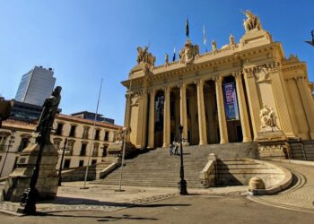 Nova lei autoriza repasse de R$ 220 milhões da Alerj para municípios e Estado do Rio, com foco em saúde e fiscalização pelo TCE-RJ.