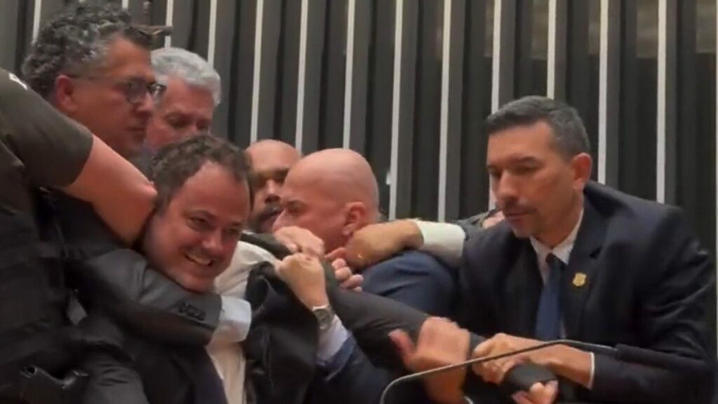 Sessão da Câmara é suspensa após Glauber Braga ocupar a cadeira da Presidência e ser retirado à força pela Polícia Legislativa.