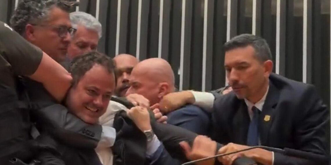 Sessão da Câmara é suspensa após Glauber Braga ocupar a cadeira da Presidência e ser retirado à força pela Polícia Legislativa.