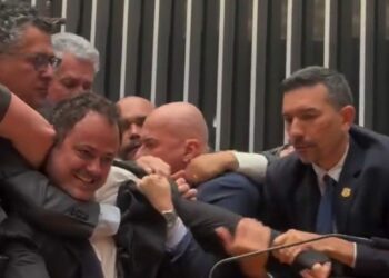 Sessão da Câmara é suspensa após Glauber Braga ocupar a cadeira da Presidência e ser retirado à força pela Polícia Legislativa.