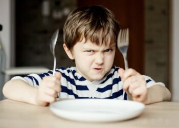 Cientistas descobriram que não é a glicose baixa em si, mas a percepção da fome que explica mudanças de humor ao longo do dia.