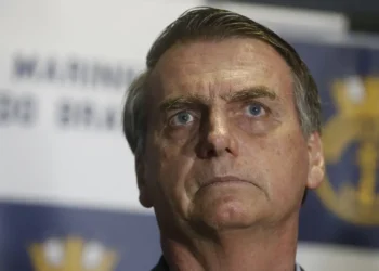 Câmara discute projeto que revisa cálculo de penas e permite redução drástica no tempo de prisão de figuras envolvidas no 8 de janeiro.