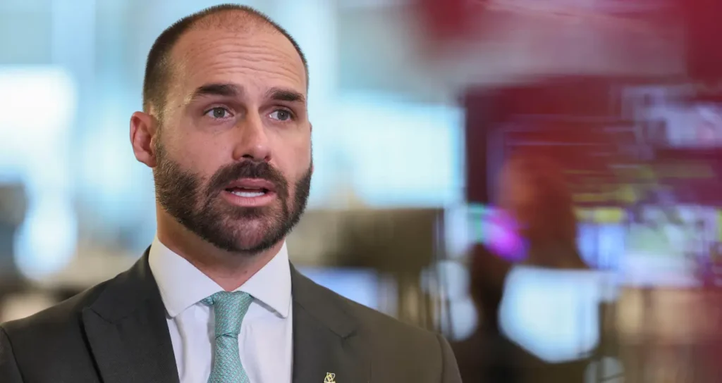 Após cassação, Câmara anula passaporte diplomático de Eduardo Bolsonaro.