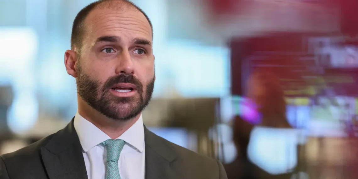 Após cassação, Câmara anula passaporte diplomático de Eduardo Bolsonaro.