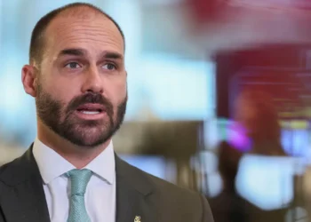 Após cassação, Câmara anula passaporte diplomático de Eduardo Bolsonaro.