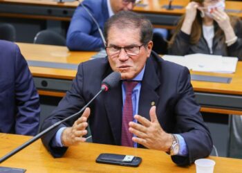 Parlamentar baiano pediu reembolso por lifting facial e harmonização; Câmara autorizou parte do valor.
