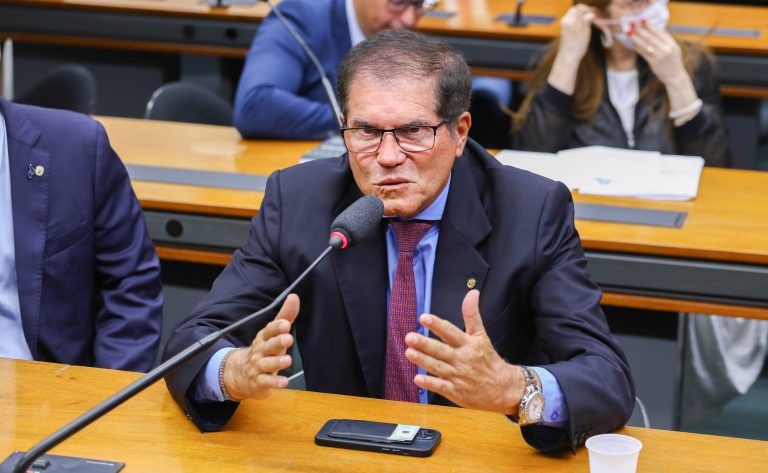 Parlamentar baiano pediu reembolso por lifting facial e harmonização; Câmara autorizou parte do valor.