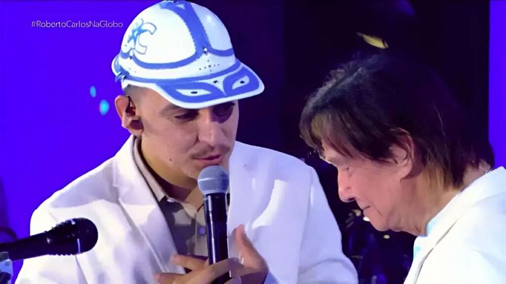 Cantor esclareceu nas redes sociais que não houve desconforto durante apresentação com Roberto Carlos.