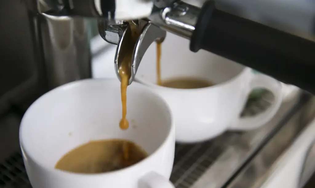 Café é associado a ganhos na saúde celular em transtornos mentais.