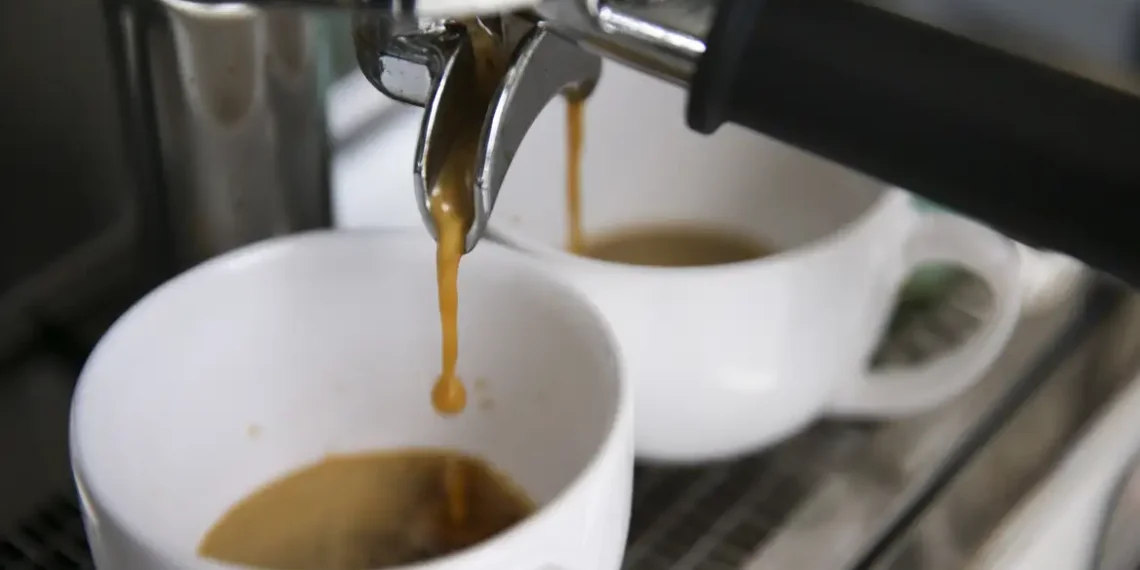 Café é associado a ganhos na saúde celular em transtornos mentais.