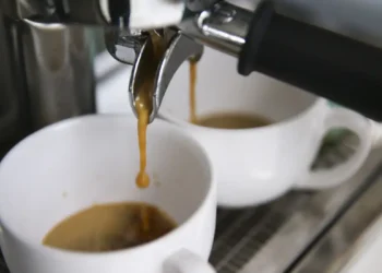 Café é associado a ganhos na saúde celular em transtornos mentais.