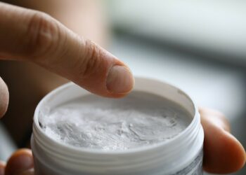 Uso de pomadas de cabelo provoca centenas de atendimentos por lesões nos olhos às vésperas do Réveillon no Rio.