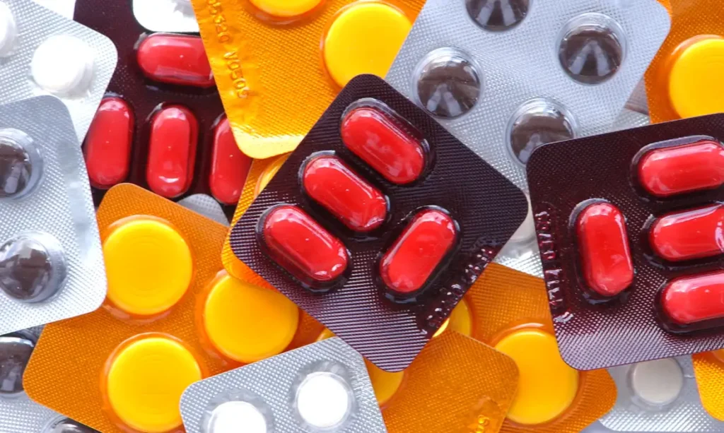 Embora a vitamina C seja importante para a saúde, ela não pode curar resfriados. Especialistas indicam a vitamina D como uma aliada no fortalecimento da imunidade.