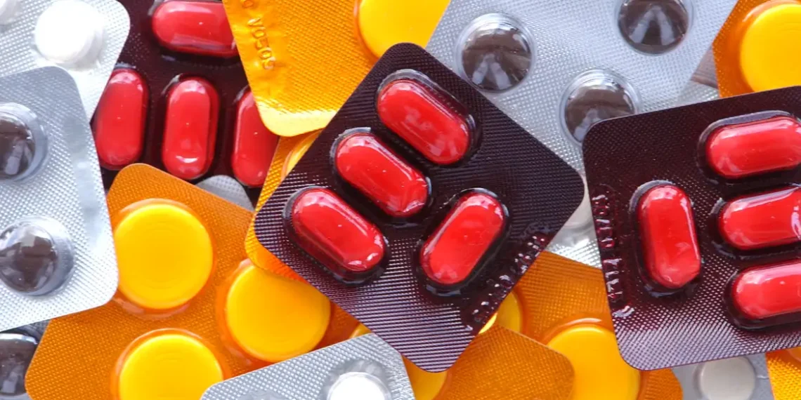 Embora a vitamina C seja importante para a saúde, ela não pode curar resfriados. Especialistas indicam a vitamina D como uma aliada no fortalecimento da imunidade.