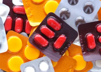 Embora a vitamina C seja importante para a saúde, ela não pode curar resfriados. Especialistas indicam a vitamina D como uma aliada no fortalecimento da imunidade.