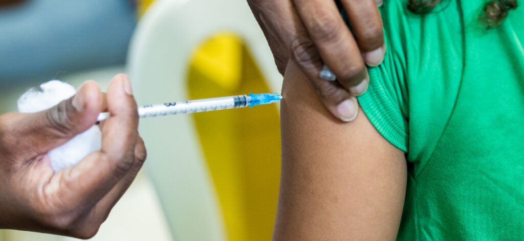 Com aumento do risco no verão, Macaé amplia vacinação contra a dengue para público-alvo.