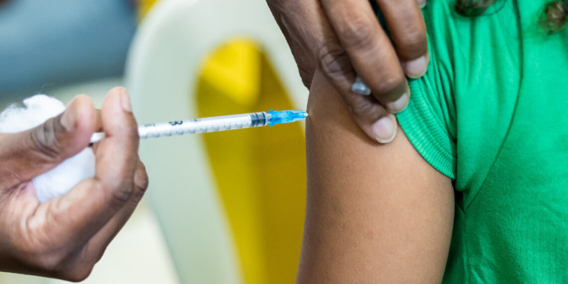 Com aumento do risco no verão, Macaé amplia vacinação contra a dengue para público-alvo.