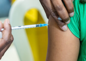 Com aumento do risco no verão, Macaé amplia vacinação contra a dengue para público-alvo.