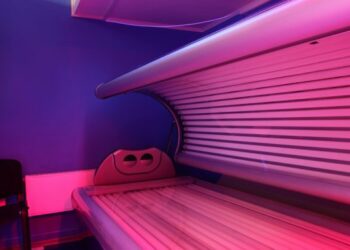 Radiação do bronzeamento artificial eleva mutações no DNA e amplia risco de melanoma, aponta estudo.