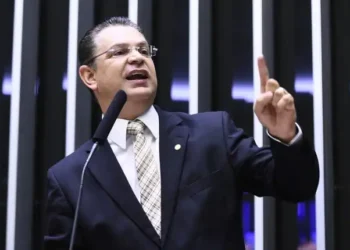 Líder do PL na Câmara e outro deputado são alvos de operação da Polícia Federal sobre uso irregular da cota parlamentar.