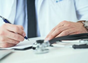 Diante de notas baixas no Enamed, CFM pede acesso aos microdados e questionários do exame para subsidiar ações sobre a formação médica.