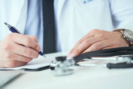 Diante de notas baixas no Enamed, CFM pede acesso aos microdados e questionários do exame para subsidiar ações sobre a formação médica.
