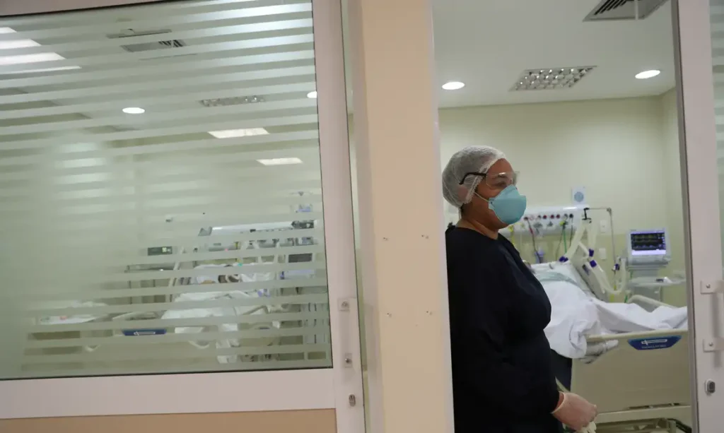 Conselho Federal de Enfermagem autoriza prescrição de amoxicilina, eritromicina e azitromicina por enfermeiros, após atualização regulatória da Anvisa.