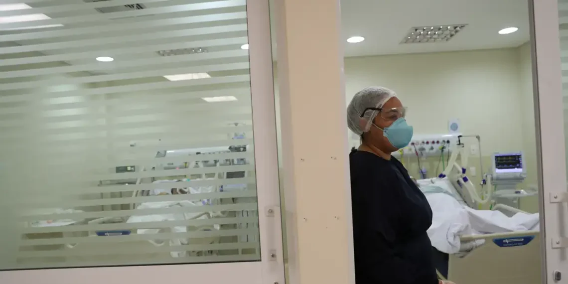 Conselho Federal de Enfermagem autoriza prescrição de amoxicilina, eritromicina e azitromicina por enfermeiros, após atualização regulatória da Anvisa.